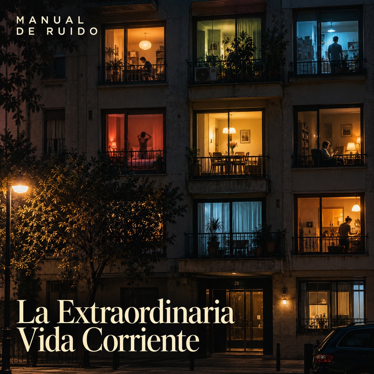 Portada de «La Extraordinaria Vida Corriente»: la fachada de un edificio de viviendas de noche, con ventanas iluminadas en las que se ve a vecinos en su vida cotidiana; arriba a la izquierda, «Manual de Ruido».